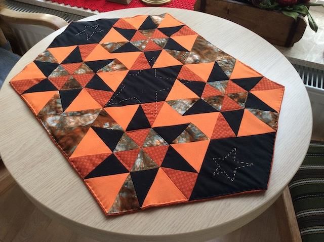 Hej Hanne! Her får du mit bud på julelegen. Det har været en spændende udfordring at deltage. Mit arbejde skal ligge på en gammel kiste, og/eller som dækkeserviet til to, som jeg her har vist på mit lille cafe bord. Det er flammende farver. Jeg ville bestemt have brugt disse rester, og resultatet er blevet bedre end forventet. God jul og godt nytår ønskes du af Birthe Malby