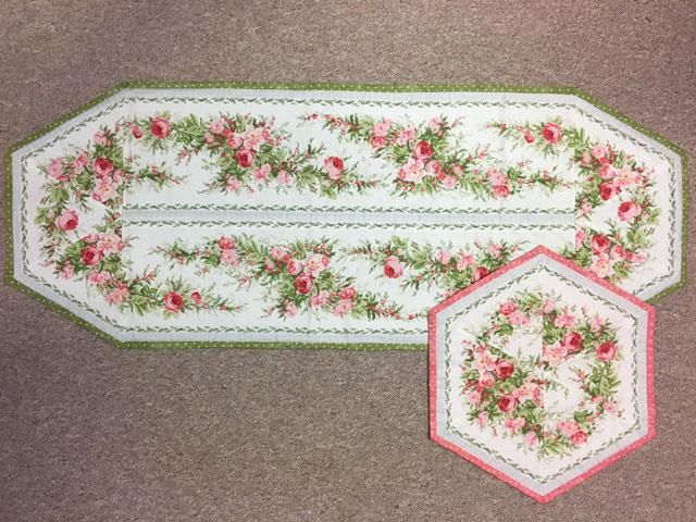 Løber lavet af bort patchworkstof.