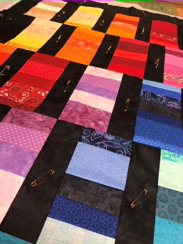 patchwork tæppe samlet med sikkerhedsnåle