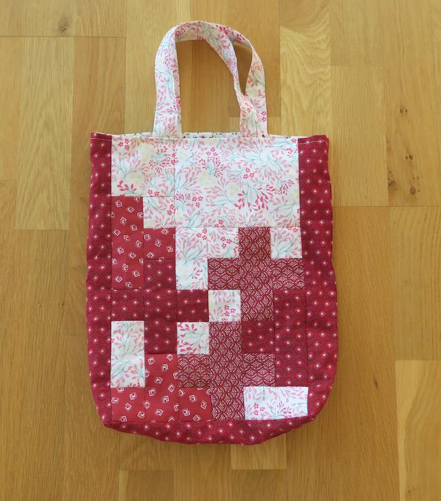 Hej Hanne   Her er mit resultat af forårslegen. Jeg havde ikke lige brug for dækkeservietter, så derfor blev de fire stk. til to muleposer :-) Baggrundsstoffet er foer i poserne. Den første er færdig, nr. 2 er næsten færdig, men de er ens. Jeg hygger mig rigtig meget med dine hemmelige projekter, alle tiders, så mange tak for det.   Venlig hilsen Karen