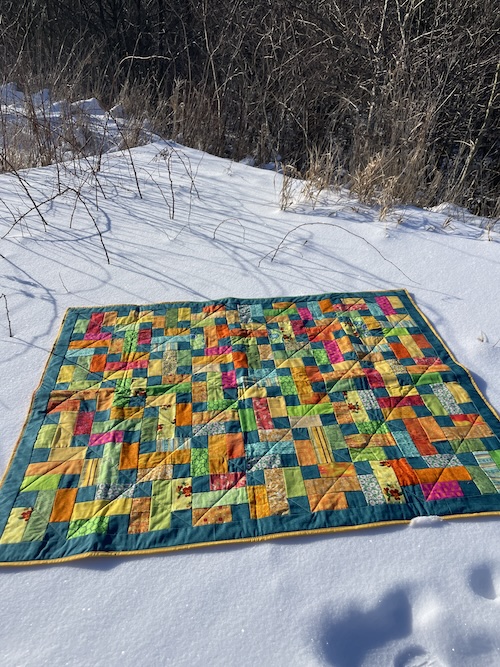 Gule og grønne farver i dette Gudhjem restetæppe Gule og grønne farver i dette Gudhjem restetæppe