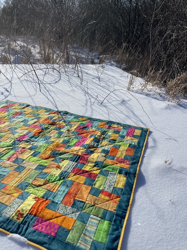 Gule og grønne farver i dette Gudhjem restetæppe