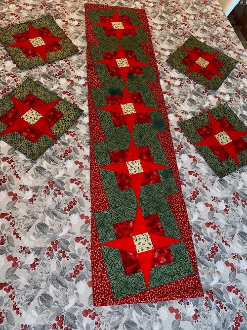 En bordløber og 14 dækkeservietter Mit første større patchworkarbejde. Det hele er syet i hånden. Sættet bliver hver jul til julefrokosten.  Jeg har syet i patchwork i mange pr efterhånden. Måske startede jeg i 2001?