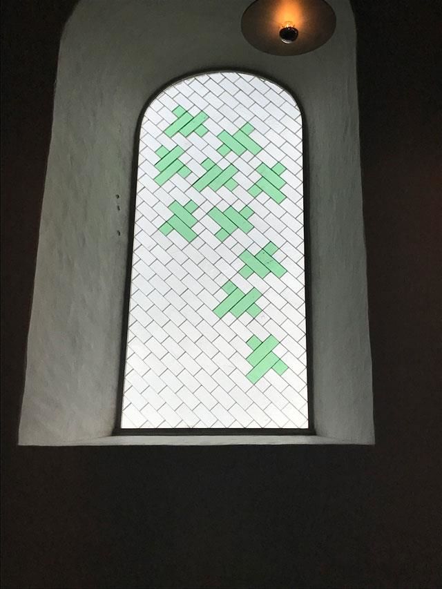 Gulv og vinduer i Jelling Kirke