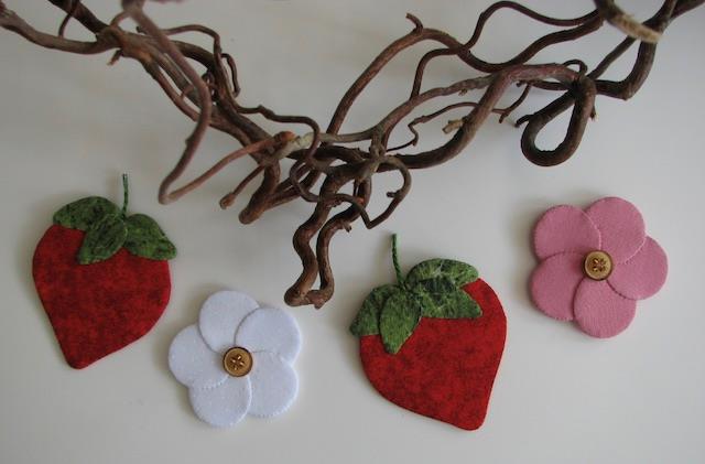 Jordbær og blomster mønster jordbær og jordbær blomster mønster - skab søde og farverige dekorationer