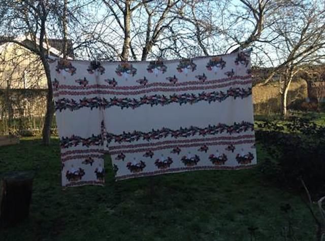 Juledug blev syet om til et juletræstæppe