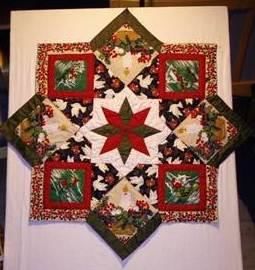 Juledug blev syet om til et juletræstæppe