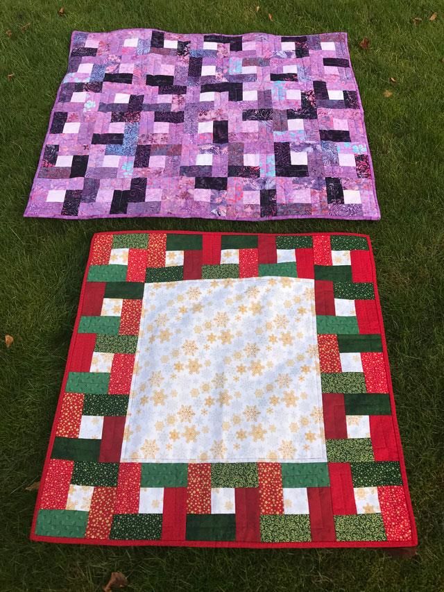 lilla tæppe og juletræstæppe