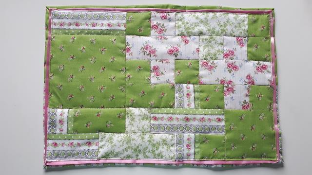 Endelig blev den første sommerserviet færdig, efter at maskinen strejkede, ifm quiltningen og sammensyningen.  Da jeg skulle til at sy det sidste stykke nederst på servietten, fandt jeg ud af, at ikke alle mine stoffer passede lige godt sammen, så derfor 