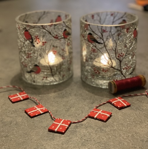 Små mini flag syet i håndsyet over pap.