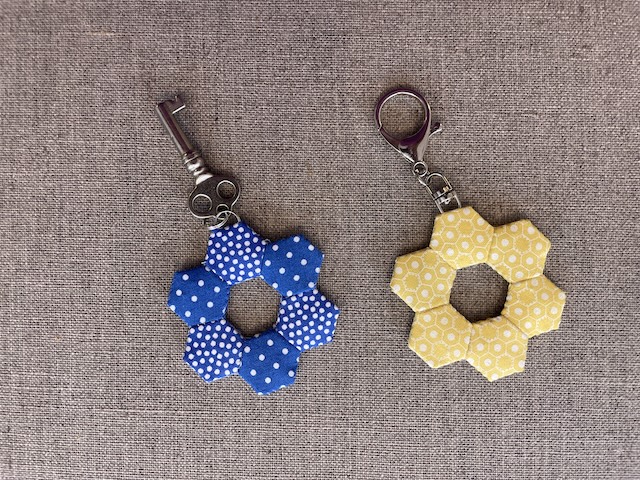 Håndsyet nøglerings vedhæng i sekskanter