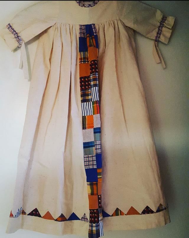 Ældstesønnen blev døbt i 1976 i hjemnesyet dåbskjole syet af lagenlærred og tilgængelige stofrester, en del af kunststof.