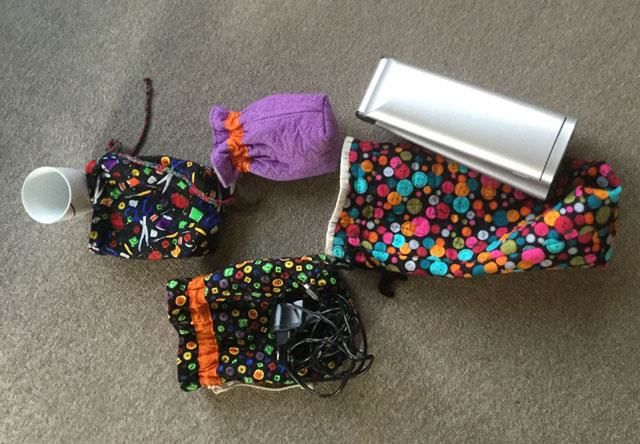 Poser til lampe, krus og lader - Helle har syet poser.