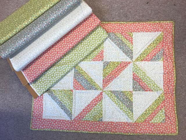 gratis restetæppe syet af flotte patchworkstoffer