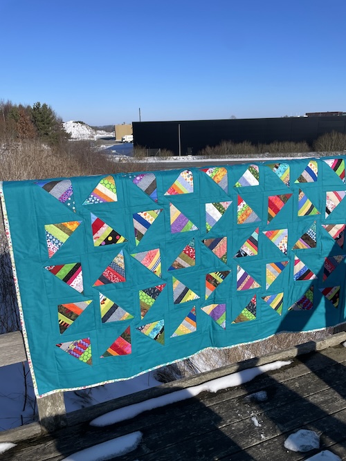 Stribet trekanter i Rønne Restetæppe Igen en gratis DIY til dig.