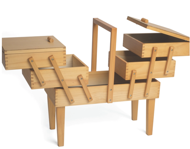 Træ sybox med ben - mormor model fra Millward