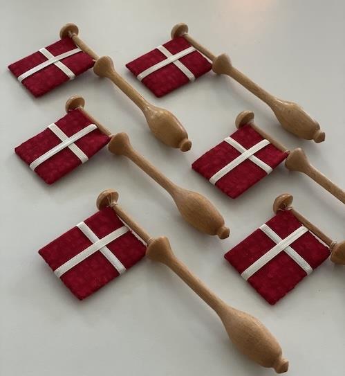 10 håndsyet færdige flag på Kniplepinde 