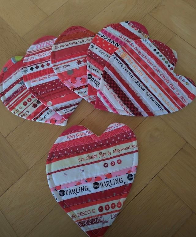 hjerter lavet af ægkanter fra patchworkstoffer